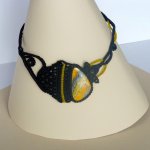 Collier noir/jaune en micro-macramé  avec une  pierre naturelle, la jaspe 